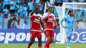 AME1235. IQUIQUE (CHILE), 18/02/2025.- Hugo Rodallega (i) de Santa Fe celebra un gol este martes, durante un partido de la Copa Libertadores entre Deportes Iquique e Independiente Santa Fe, en el estadio Tierra de Campeones en Iquique (Chile). EFE/ Alex Diaz