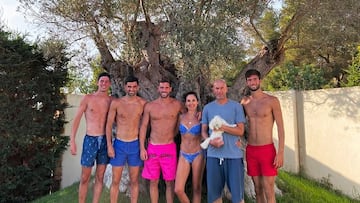 Elyaz, Enzo, Luca, Veronique Fernández, Zizou y Theo, en una estampa familiar de los Zidane que subieron a sus redes sociales.