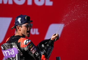 El nuevo campeón del mundo de MotoGP Jorge Martin celebra en el podio esparciendo prosecco.