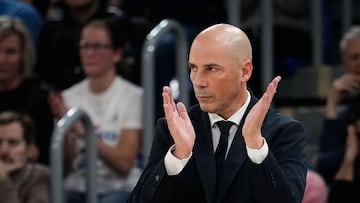 BARCELONA, 14/03/2025.- El técnico del FC Barcelona Joan Peñarroya durante el encuentro correspondiente a la fase regular de la Euroliga que disputan hoy viernes FC Barcelona y Partizan en el Palau Blaugrana. EFE/ Enric Fontcuberta.