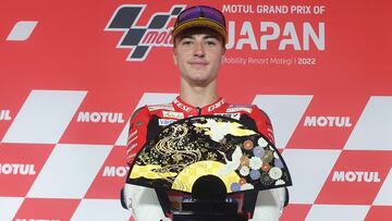 Izan Guevara con su trofeo de vencedor en Motegi.