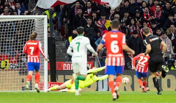 2-0. Rodrigo de Paul llega a la frontal del rea y asiste a Giuliano Simeone que define con la derecha, raso y al palo izquierdo de Jir Letcek. Doblete del jugador argentino.