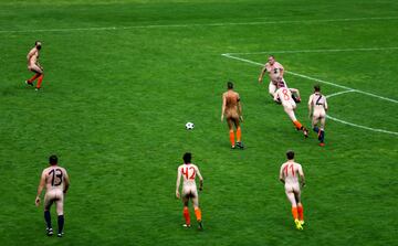 Un grupo de jugadores aficionados disputan un partido desnudos en Wuppertal, Alemania, como protesta por lo que dicen que es una creciente comercialización del fútbol profesional.