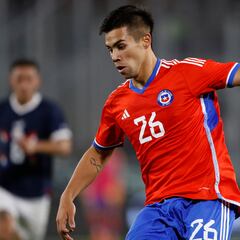 “Mucha prensa y redes sociales”: el consejo de un ídolo del fútbol chileno para Alexander Aravena