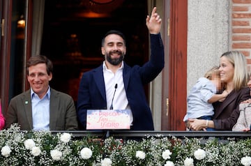 Dani Carvajal, jugador del Real Madrid, en el balc¨®n del ayuntamiento de Madrid como pregonero de las fiestas de San Isidro junto a Jos¨¦ Luis Mart¨ªnez-Almeida, alcalde de la Villa.