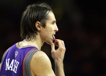 <b>- A?os en la NBA:</b> 1996-2015 <br> <b>- Equipos:</b> Phoenix Suns, Dallas Mavericks y Los Angeles Lakers. <b>- Medias de su carrera:</b> 14,3 puntos, 3 rebotes, 8,5 asistencias. <br> <b>- Mejor temporada:</b> (2004-05) 15,5 puntos, 3,3 rebotes, 11,5 asistencias. <br> <b>- Méritos:</b> Dos veces MVP, ocho veces all star, tres veces en el Mejor Quinteto.. <br> <br> Dos veces MVP, una con polémica ante los aplastantes números de Kobe Bryant, Nash es uno de los grandes playmakers de siempre, la extensión en la pista de Mike D'Antoni en los Suns del Seven Seconds or Less (ataques en siete segundos o menos). No fue campeón, pero su velocidad de pensamiento y su visión ayudaron a convertir a la NBA en lo que es hoy.