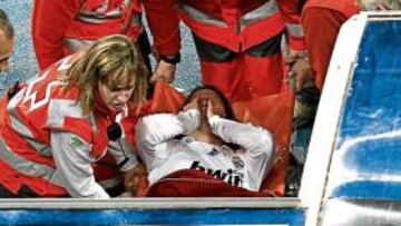 Higuaín es retirado en camilla del campo.