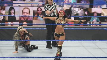 Zelina Vega golpea a Liv Morgan en SmackDown.