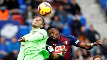 GRAF3959. EIBAR, 09/12/2018.- El centrocampista senegal&eacute;s del Eibar Papa Kouly Diop, y el centrocampista del Levante Rub&eacute;n Rochina, durante el partido de LaLiga Santander correspondiente a la decimoquinta jornada, que se disputa en el estadi