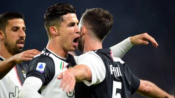 Cristiano Ronaldo celebra un gol con Miralem Pjanic en el Juventus-Bologna de Serie A. 