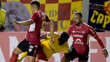 Futbol, Aucas vs Nublense.
Copa Libertadores 2023.
El jugador de Nublense Rafael Caroca, izquierda, disputa el balon con Michael Rangel de Aucas durante el partido pòr el grupo A de la copa Libertadores realizado en el estadio Gonzalo Pozo Ripalda en Quito, Ecuador.
07/06/2023
Daniel Molineros/API/Photosport

Football, Aucas vs Nublense.
Copa Libertadores Championship 2023.
Nublense's player Rafael Caroca, left , vies for the ball against Michael Rangel of Aucas during group A of Copa Libertadores championship match at Gonzalo Pozo Ripalda stadium in Quito, Ecuador.
07/06/2023
Daniel Molineros/API/Photosport