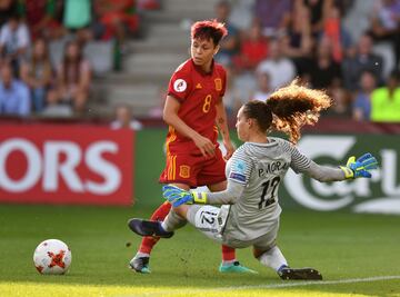 Amanda Sampedro frente a la portera de Portugal, Patricia Morais.