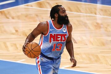 Luego de su polémica salida de los Houston Rockets, James Harden comenzó su era con los Brooklyn Nets este sábado por la noche.