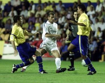 Zidane es de los mejores jugadores del Madrid esa noche en Las Palmas. Juega, distribuye, pero sus compañeros no están acertados...