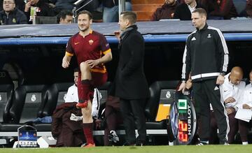 La leyenda de la Roma gustaba mucho en la casa blanca. Recibió los aplausos del Bernabéu en dos ocasiones distintas: en su visita en la fase de grupos de la Champions League el 30 de octubre de 2002 y, en el partido de vuelta de los octavos de final de la Champions League el 8 de marzo de 2016 (en la foto).