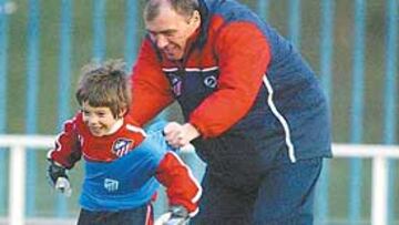 <b>INSTRUCTOR PANTIC. </b>Pantic sigue al frente del Clinic de invierno del Atlético. El ex jugador da clases a niños, algunos de cinco, seis y siete años. Milinko está encantado con su trabajo.