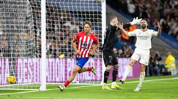 Brilló como carrilero, en defensa y en ataque, y abrochó su actuación con un testarazo sobre la bocina del derbi que le convirtió en el héroe rojiblanco.