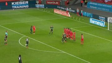 El desafortunado gol que sufrió el Bayer de Aránguiz en Alemania