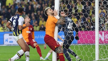 Soccer Football - Super Lig - Fenerbahce v Galatasaray - Sukru Saracoglu Stadium, Istanbul, Turkey - December 24, 2023 Galatasaray's Mauro Icardi collides with a goal post REUTERS/Umit Bektas