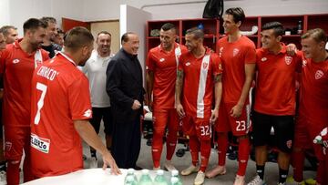 Berlusconi, con Brocchi y los jugadores del Monza al inicio de la temporada.