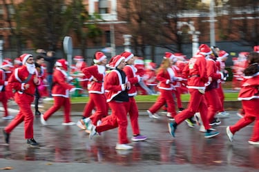 11.000 corredores disfrazados de Papá Noel han celebrado la nueva edición de la carrera más navideña, familiar y divertida de Madrid.
