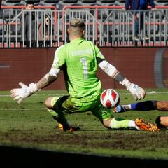Campos emociona a todos con este lindo gesto con una pequeña hincha de la U y las redes lo aplauden