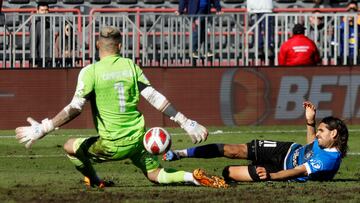 Campos emociona a todos con este lindo gesto con una pequeña hincha de la U y las redes lo aplauden