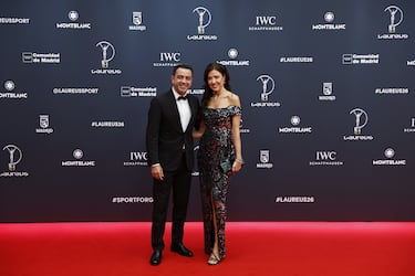 La leyenda del fútbol español, Xavi Hernández, junto a su esposa, Núria Cunillera posando en la alfombra roja. 