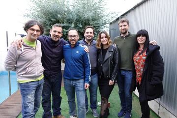 De izquierda a derecha: Mauricio Garc¨ªa (The Game Kitchen/Billete Cohete) con David Mart¨ªnez, Jos¨¦ Antonio Gil, Alejandro Arboleda, Raquel Alc¨¢zar, ?ngel Rodr¨ªguez, Elena Garc¨ªa (Ramen Profitable Games).