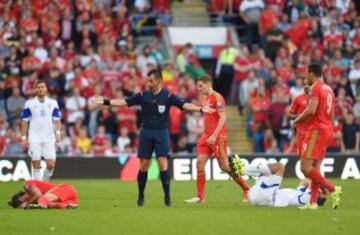 Gareth Bale se duele en el suelo. 