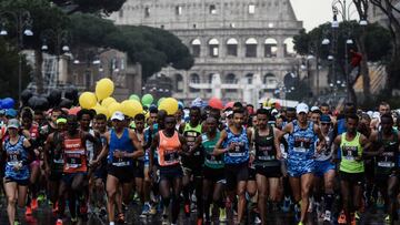 Imagen de la salida del Maratón de Roma de 2019 con el Coliseo al fondo.