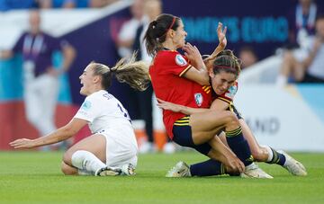 Aitana Bonmatí y Mariona Caldentey.