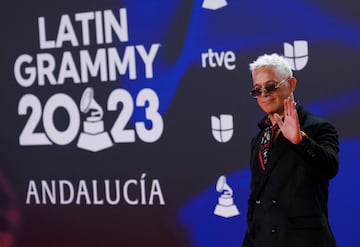 Alejandro Sanz posando en la alfombra roja de los  Grammy Latino.