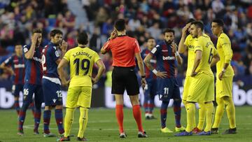 Momento en el que Sánchez Martínez consultó el VAR en el derbi ante el Ciutat de València que terminó con el gol anulado de Rochina que hubiera supuesto el 1-0 para el Levante.