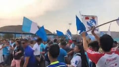 Banderazo de la afición de Cristal antes de partir a Matute