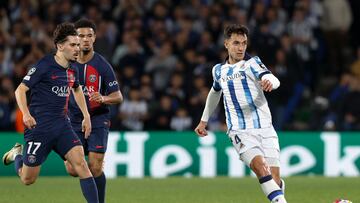 SAN SEBASTIÁN, 05/03/2024.- El centrocampista de la Real Sociedad Martín Zubimendi (d) disputa un balón ante el centrocampista portugués del PSG Vítor Ferreira, durante el encuentro de vuelta de octavos de final de Liga de Campeones entre Real Sociedad y París Saint-Germain, este martes en el estadio Reale Arena en San Sebastián. EFE/Juan Herrero
