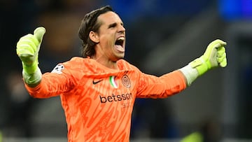 Soccer Football - Champions League - Semi Final - Second Leg - Inter Milan v FC Barcelona - San Siro, Milan, Italy - May 6, 2025 Inter Milan's Yann Sommer celebrates after Hakan Calhanoglu scores their second goal REUTERS/Daniele Mascolo