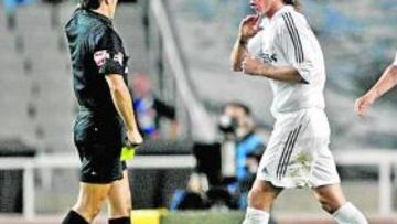 <b>ROJA. </b>Rodríguez Santiago expulsó a Ramos en Montjuïc (2005).