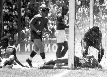 Para la justa del 62, llevó su equipación guinda pero como la alternativa. Con ella logró su primera victoria ante Checoslovaquia.