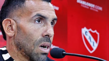 AME3646. BUENOS AIRES (ARGENTINA), 22/08/2023.- Carlos Tévez habla hoy, durante su presentación como el nuevo técnico de Independiente, en Buenos Aires (Argentina). El Independiente argentino dio una bienvenida en rojo en sus redes sociales al exfutbolista Carlos Tévez, quien desde este martes es el nuevo técnico del conjunto de Avellaneda, tras la salida de Ricardo Zielinski por malos resultados. EFE/ Juan Ignacio Roncoroni
