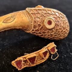 Usan detectores de metales en mitad del campo y encuentran el ‘hallazgo de su vida’ en forma de oro