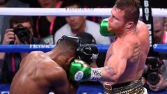 Canelo &Aacute;lvarez golpea a Daniel Jacobs durante su combate.