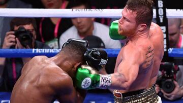 Canelo &Aacute;lvarez golpea a Daniel Jacobs durante su combate.