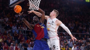 BARCELONA, 11/05/2025.- El pivot senegalés del FC Barcelona Youssoupha Fall lucha con el ala pivot finlandés del Hiopos Lleida Alexander Madsen (d) durante el partido de la jornada 31 de la Liga Endesa disputado en el Palau Blaugrana, este domingo. EFE/Quique García