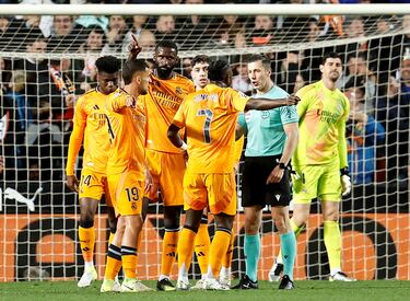 1-0. Los jugadores del Real Madrid al árbitro, Soto Grado, una falta a Rodrygo en la jugada del gol de Hugo Duro.