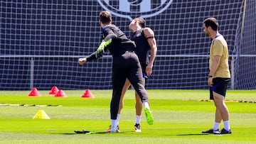 Wojciech Szczesny y Roberto Lewandowski se han tomado uno de los ltimos entrenamientos de la temporada con mucho humor. Los jugadores polacos protagonizaron una cmica accin durante el entreno, Szcz?sny propin un 'pu?etazo' a su compatriota, que cay derribado y el delantero se la 'devolvi' al instante. Todo en tono de buen ambiente entre ambos compa?eros.