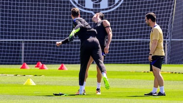 Wojciech Szczesny y Roberto Lewandowski se han tomado uno de los últimos entrenamientos de la temporada con mucho humor. Los jugadores polacos protagonizaron una cómica acción durante el entreno, Szczęsny propinó un 'puñetazo' a su compatriota, que cayó derribado y el delantero se la 'devolvió' al instante. Todo en tono de buen ambiente entre ambos compañeros.