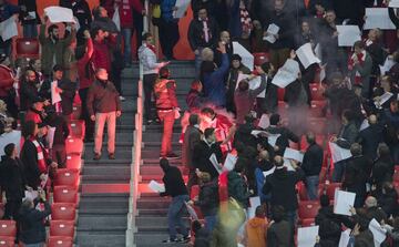 Los ultras del Olympique de Marsella lanzaron bengalas a los aficionados bdel Athletic dentro del estadio de San Mamés.
