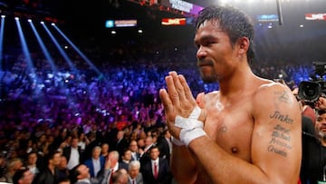 Manny Pacquiao saluda al p&uacute;blico al t&eacute;rmino de uno de sus combates.