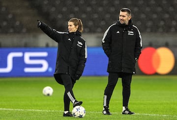 Nenad Bjelica y su ayudante Marie-Louise Eta, durante el último entrenamiento del Union Berlin.
